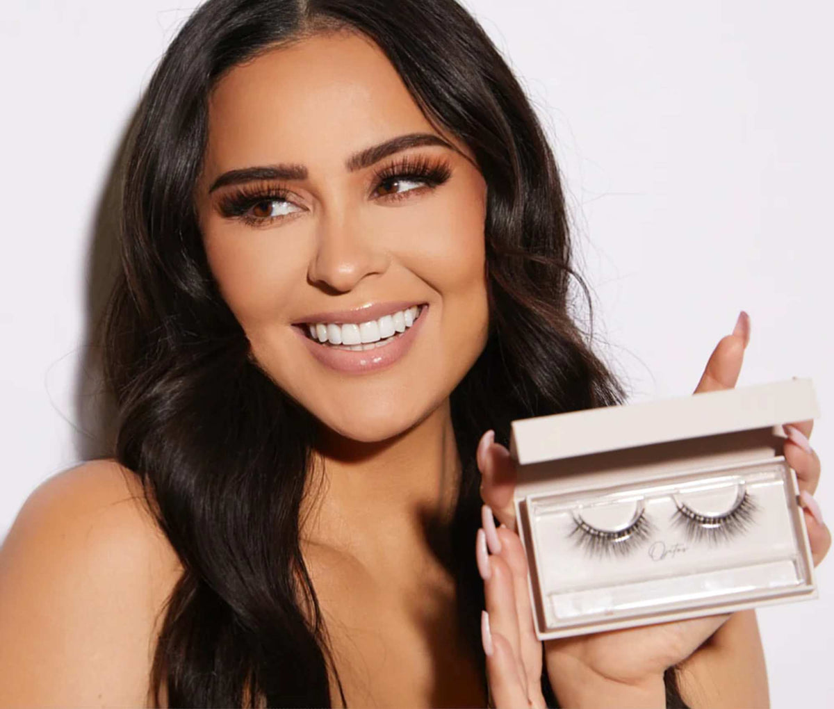 Dominique Ojitos Lashes